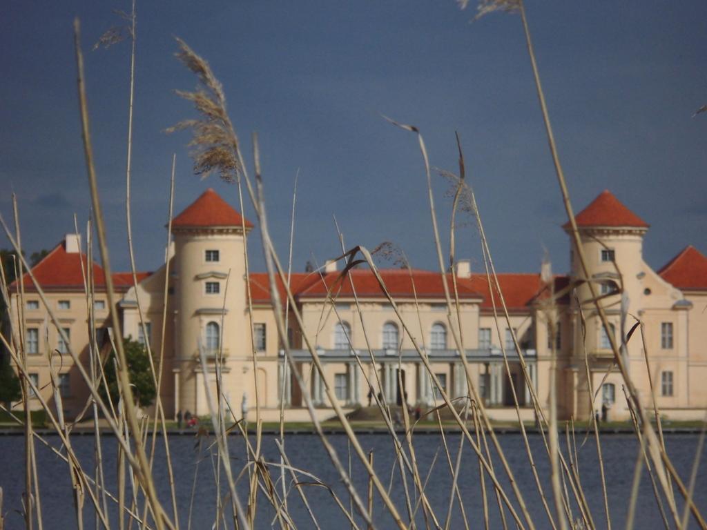 Schlossparkferienwohnungen Rheinsberg Mit Garten Bagian luar foto
