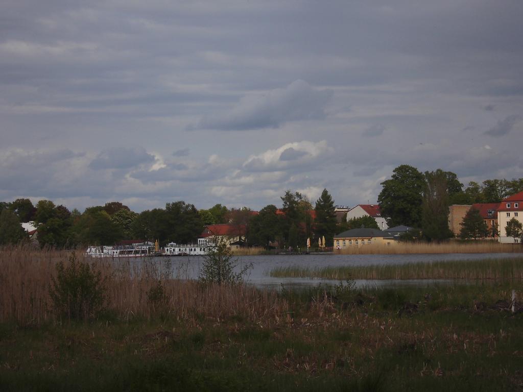 Schlossparkferienwohnungen Rheinsberg Mit Garten Bagian luar foto