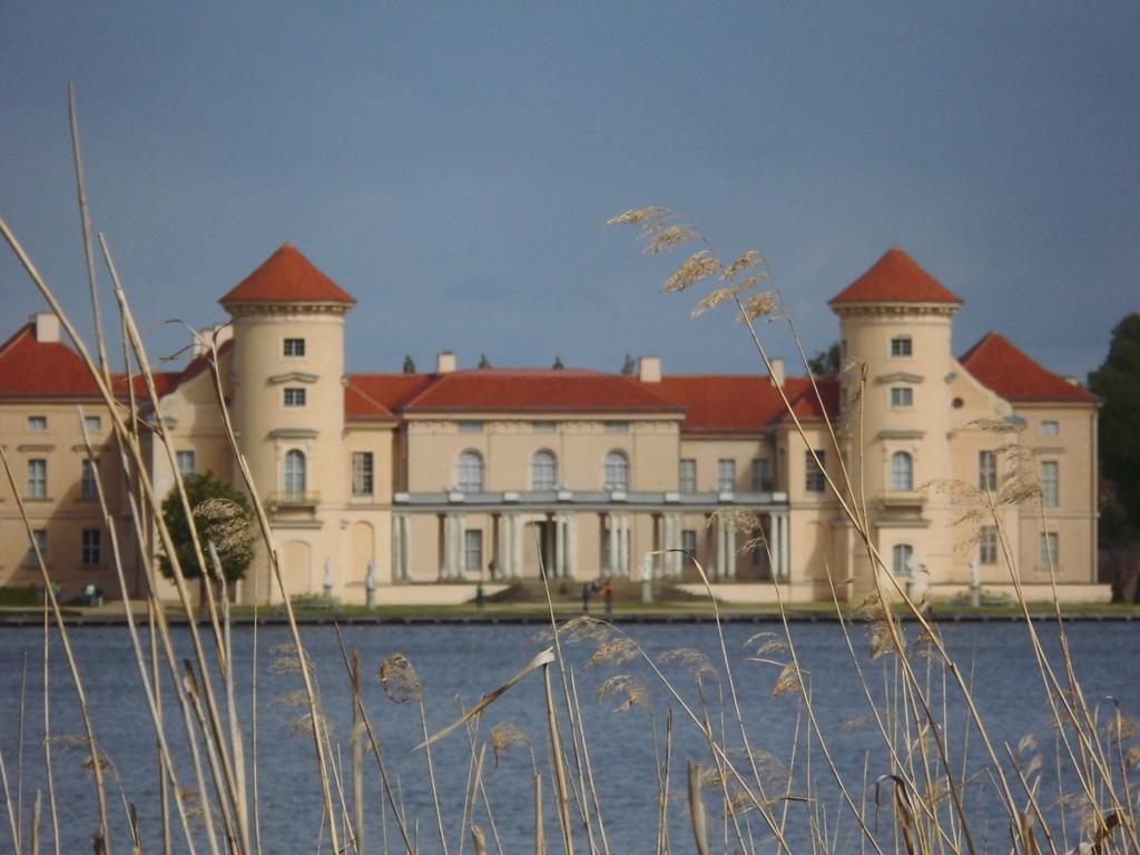 Schlossparkferienwohnungen Rheinsberg Mit Garten Bagian luar foto