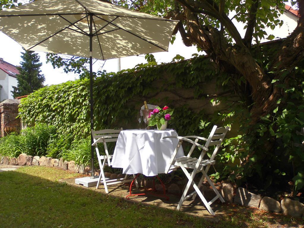 Schlossparkferienwohnungen Rheinsberg Mit Garten Bagian luar foto