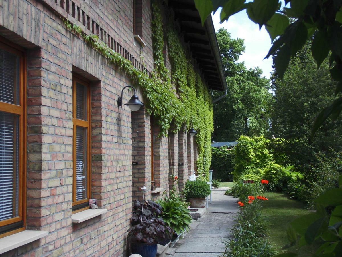 Schlossparkferienwohnungen Rheinsberg Mit Garten Bagian luar foto